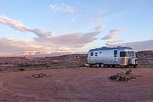 Caravan in de woestijn verzekeren